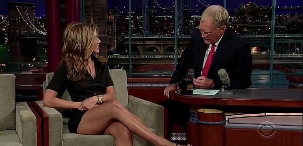  Jennifer Aniston Shows Off Her Hot Legs